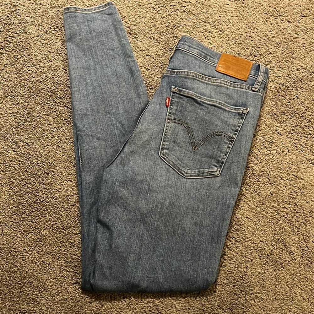 Light wash Levi’s skinny jeans